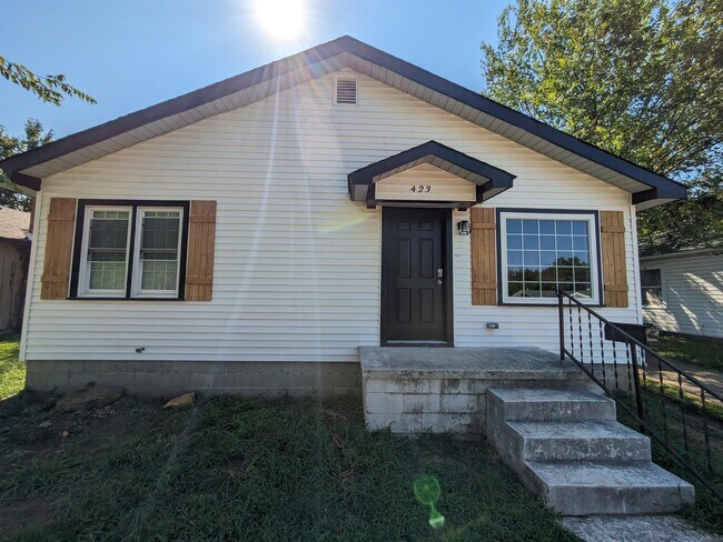 Primary Photo - 423 S Bristow Ave