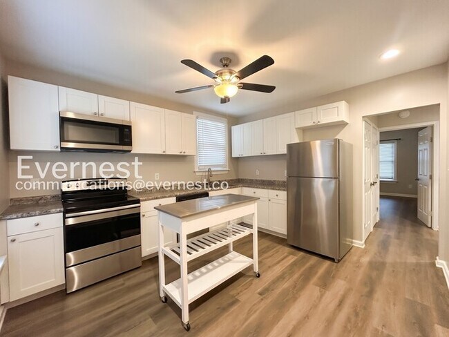 Building Photo - 3 Bed/2 Bath Home with Fenced Yard / Pet-Friendly / Vouchers Accepted / Available Now!