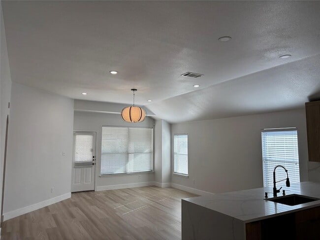 Building Photo - 1717 Bowerton Dr