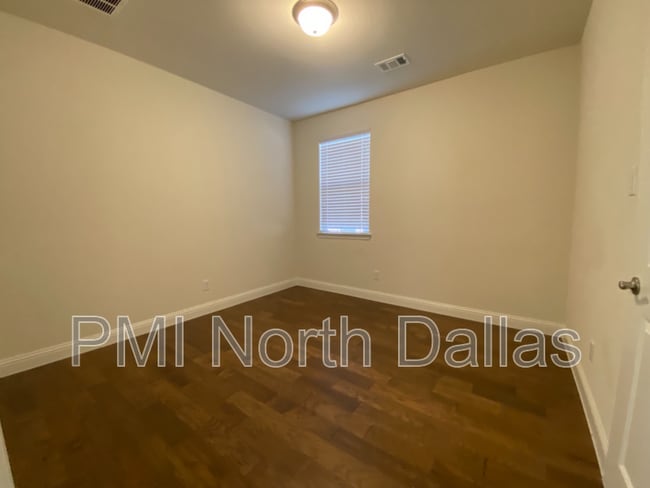 Building Photo - 6909 Royal View Dr