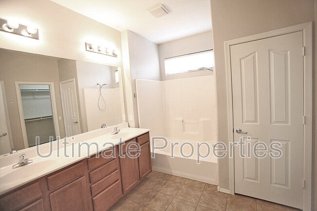 Building Photo - 10151 W Hilton Ave