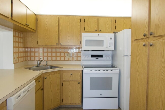 Building Photo - 208 Foxtail Dr