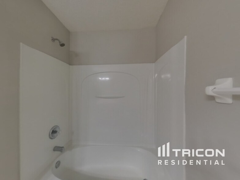 Building Photo - 495 Apple Creek Dr