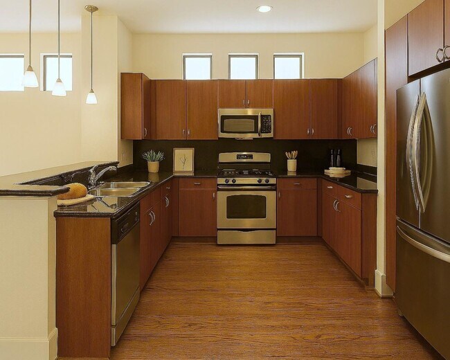 Building Photo - 404 Parker St