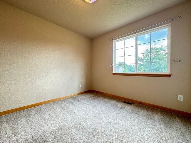 Building Photo - Wonderful Home in Wellington