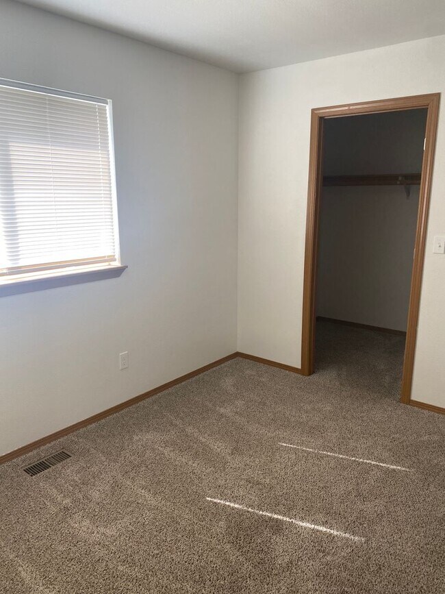 Building Photo - 1308/1310 W Lakeside Dr
