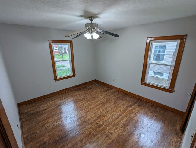 Building Photo - Beautiful 3 bedroom home with covered fron...