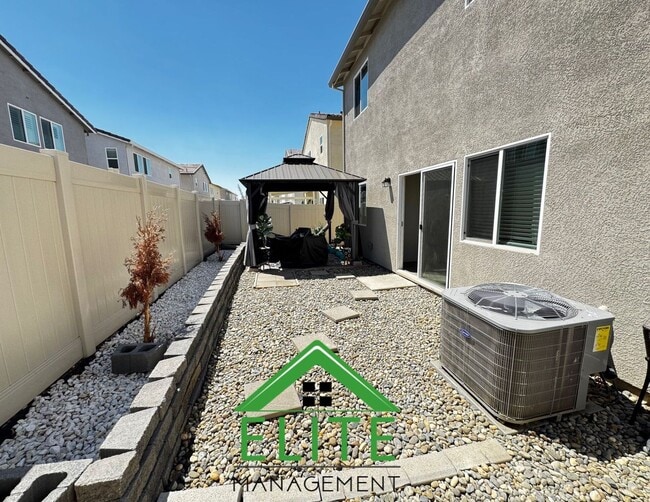 Building Photo - Spacious 4-Bedroom, 3-Bath Home in Prime E...