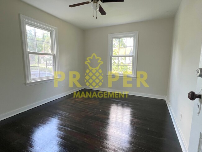 Building Photo - 2 bedrooms 1 bathroom house