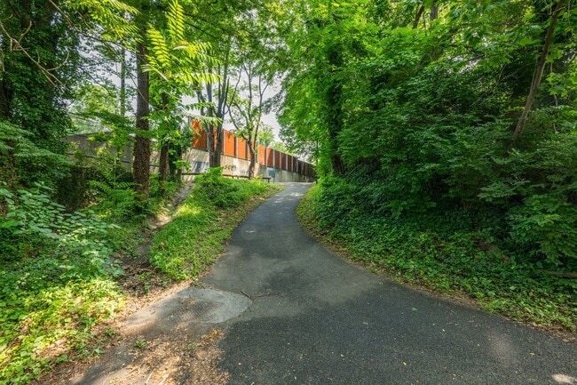 Building Photo - Luxurious 2 Bed 1 Bath Condo With Balcony ...