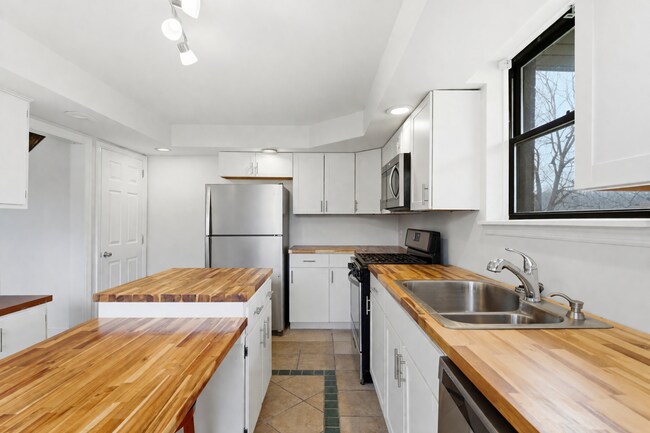 Building Photo - Beautiful, Newly Updated 3 Bedroom/1.5 Bath on quiet street near Pittsburgh's North side. AVAILAB...