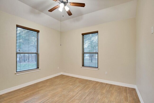 Building Photo - 118 N Buckhorn Dr