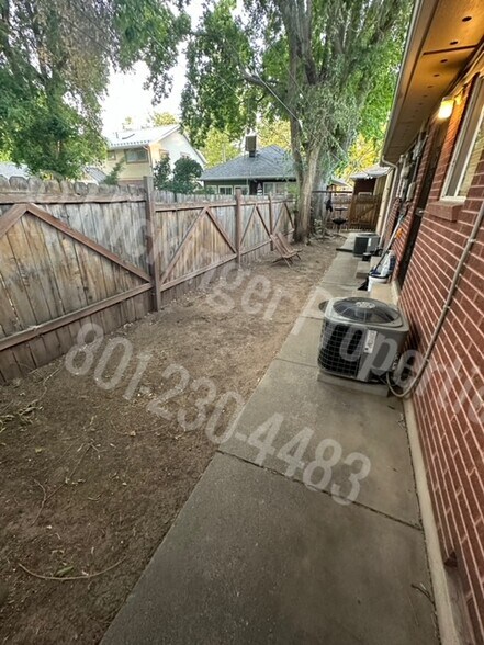 Building Photo - 858 Yale Ave S