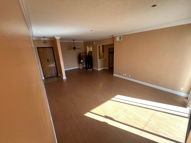 Building Photo - 533 S St Andrews Pl