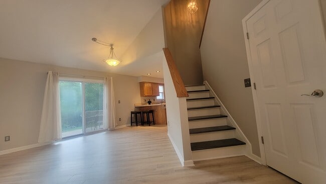 Building Photo - 615 Hilltop Terrace