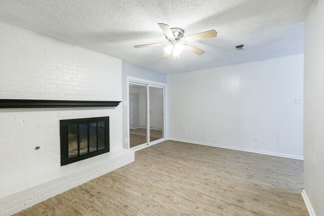 Building Photo - 3 Bedroom with 2 living rooms