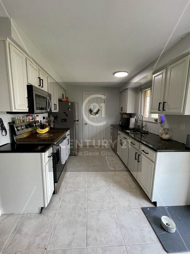 Building Photo - 5051 Bluffview Dr