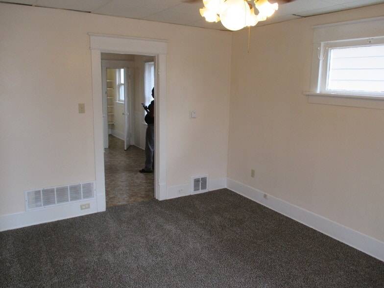 Building Photo - 1318 E 9th St