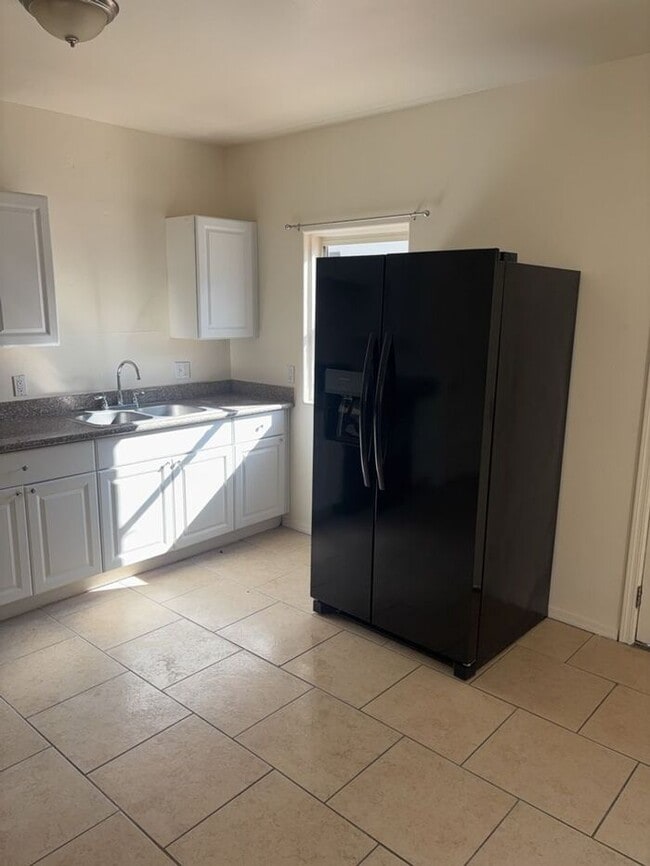 Building Photo - 204 W Kelso St