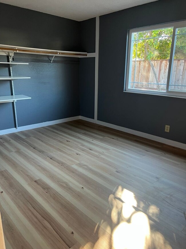 Building Photo - 4Bedroom House