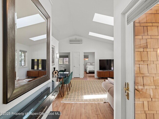 Building Photo - 715 Willoughby Way