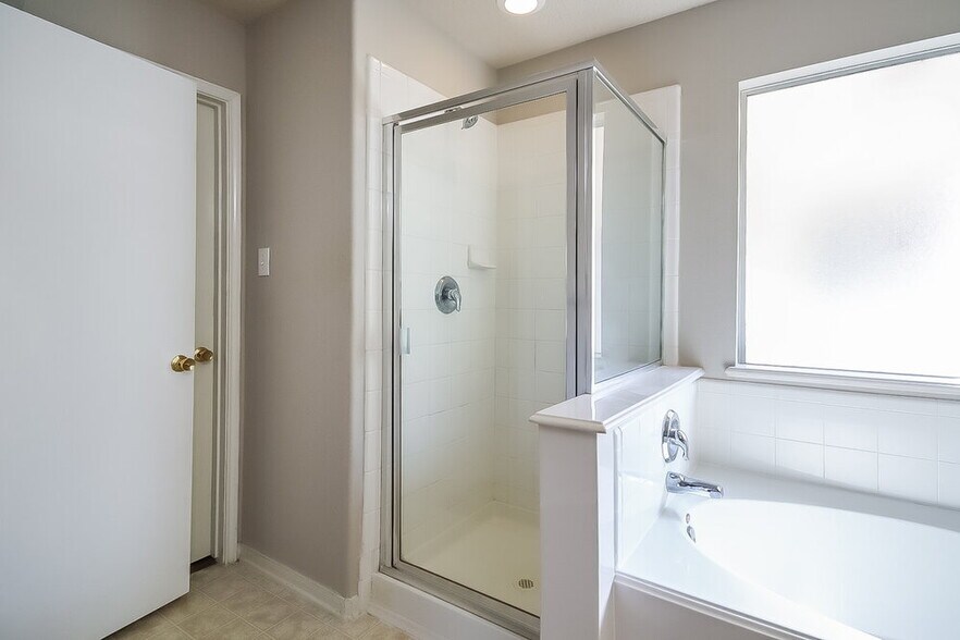 Building Photo - 18407 Knob Hill Lake Ln
