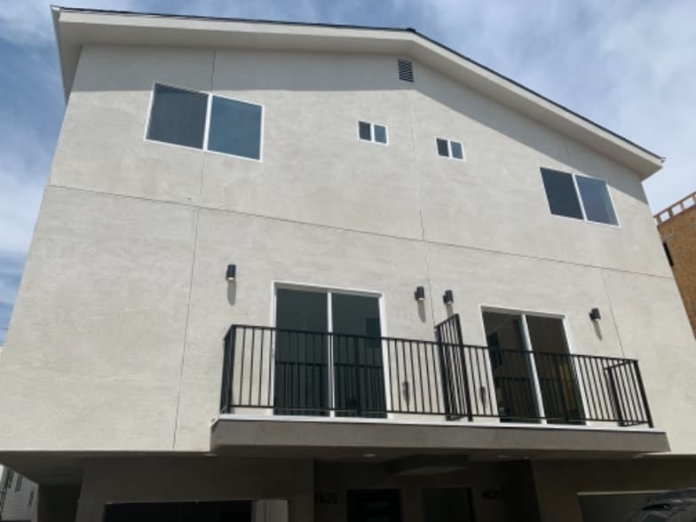 Building Photo - 4825-4825 Riverton Ave