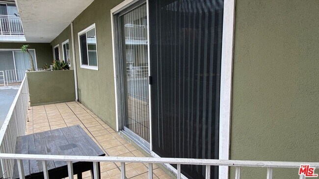 Building Photo - 443 S Wilton Pl