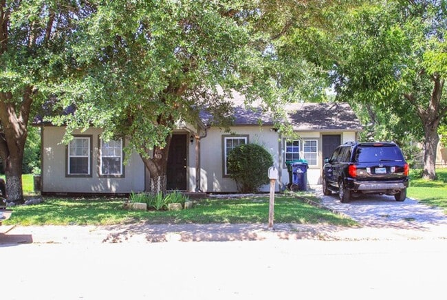 Primary Photo - 3 Bedroom/2 Bath Home -Walking Distance to UNT Campus