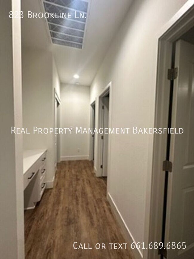 Building Photo - 823 Brookline Ln