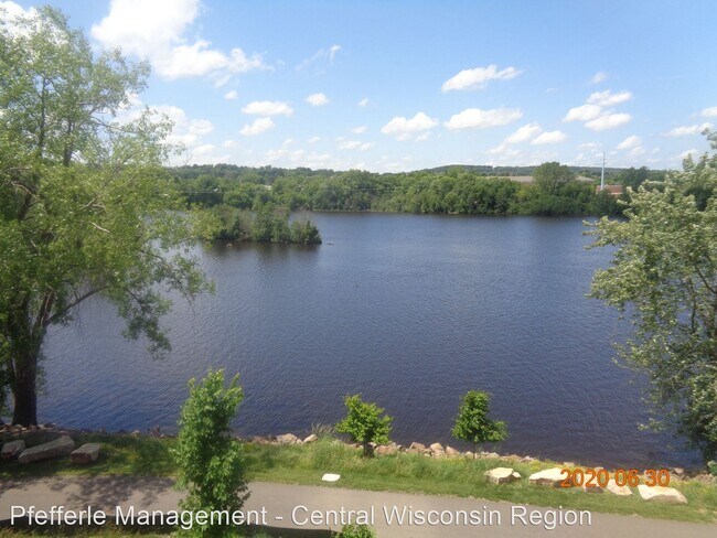 Building Photo - 1000 N River Dr