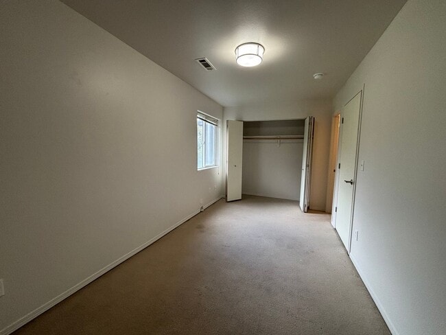 Building Photo - 4 Bedroom Townhome in Hawks Ridge