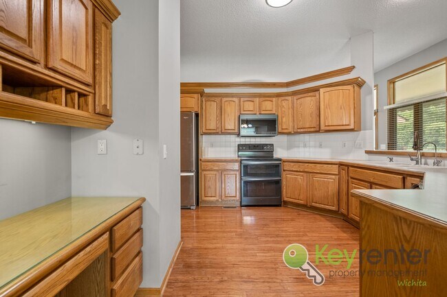 Building Photo - Beautiful, Rare 6 bedroom 3 bath house!