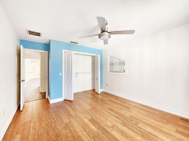 Building Photo - "3-Bed, 3-Bath Gem in New Port Richey with 2,233 Sq Ft of Living Space!"