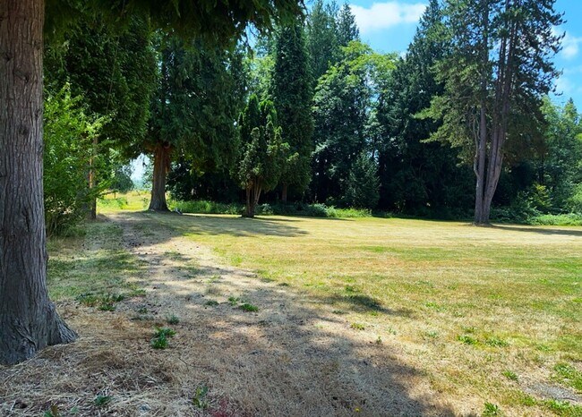 Building Photo - Wonderful Spacious 3-Bedroom 3 Bath with Over an Acre of Land with a Private Gate!