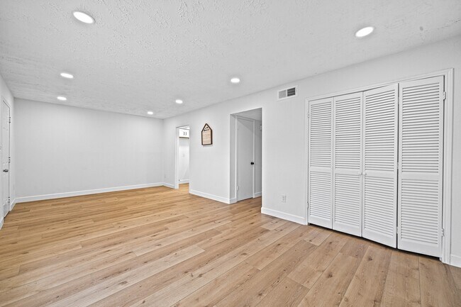 Building Photo - 8726 Wilcrest Dr