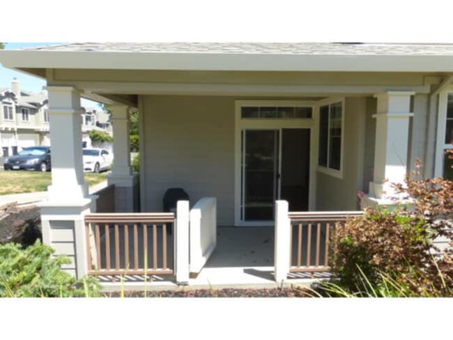 Building Photo - Fantastic Livermore end unit town-home loc...