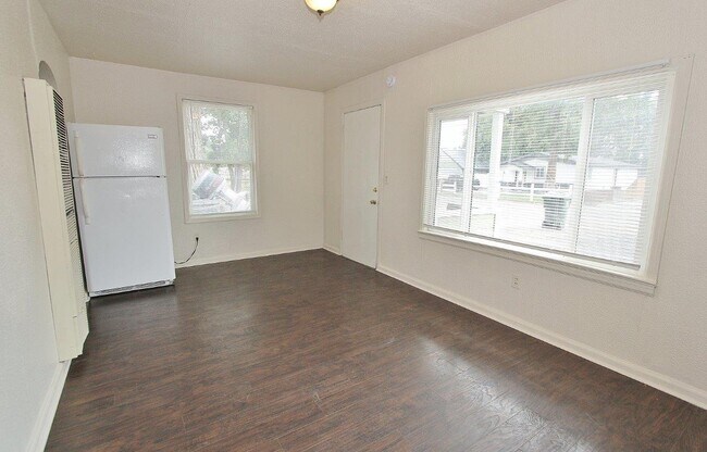 Building Photo - 811 8th Ave N