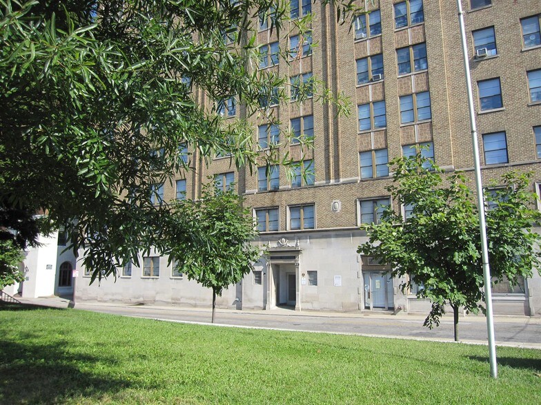 York Towers Apartments Louisville Ky Apartment Finder Primary Photo York Towers Apartments