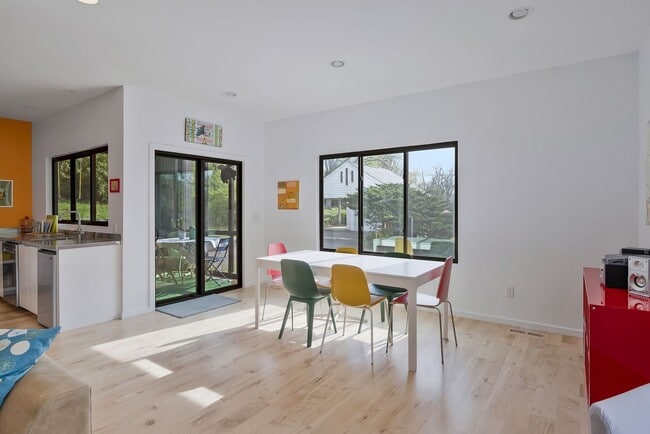 Building Photo - Custom-Built 4 Bed/ 2 Full + 2 Half Bath Modern Home at the base of Love Circle, Fully Furnished,...