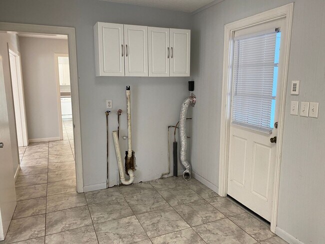 Building Photo - 3 Bedroom 2 Bath in Eustis for Rent!