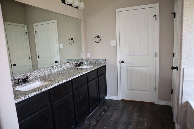 Building Photo - 5207 Colina Dr