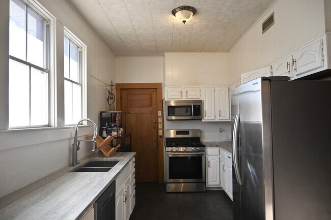 Building Photo - 3316 Upperline St