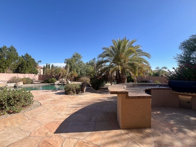 Building Photo - Stunning 5 bed/ 3.5 Bath in Pleasant Valley