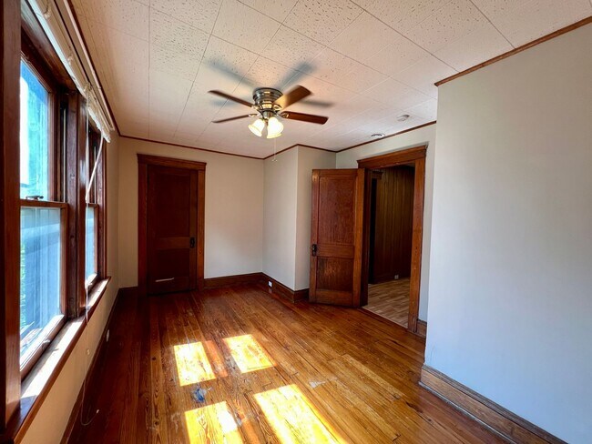 Building Photo - 4 Bedrooms 2 full Bath for rent