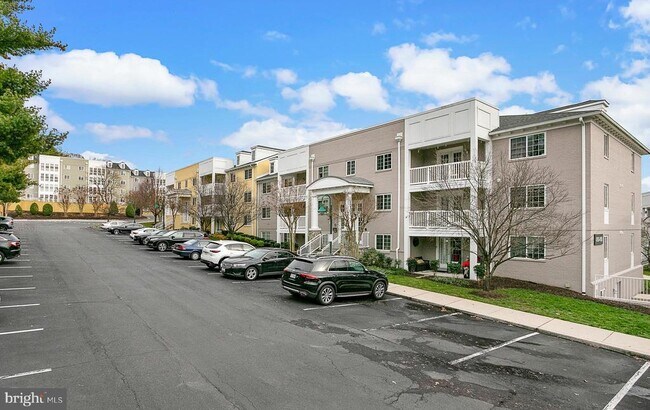 Building Photo - 4193 S Four Mile Run Dr