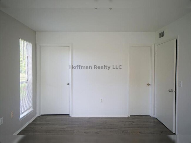 Building Photo - Spacious 1-Bedroom Condo with Modern Upgra...