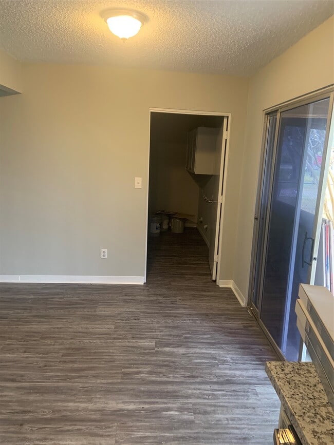 Building Photo - 308 Circle Dr