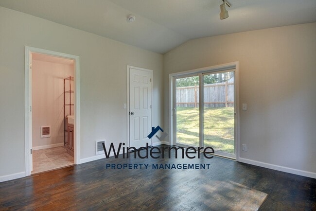 Building Photo - Charming 3 Bedroom 2 Bathroom Home in Sierra with Water View