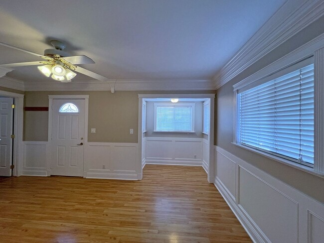 Building Photo - Charming and updated 2 bedroom, 1 bath bun...
